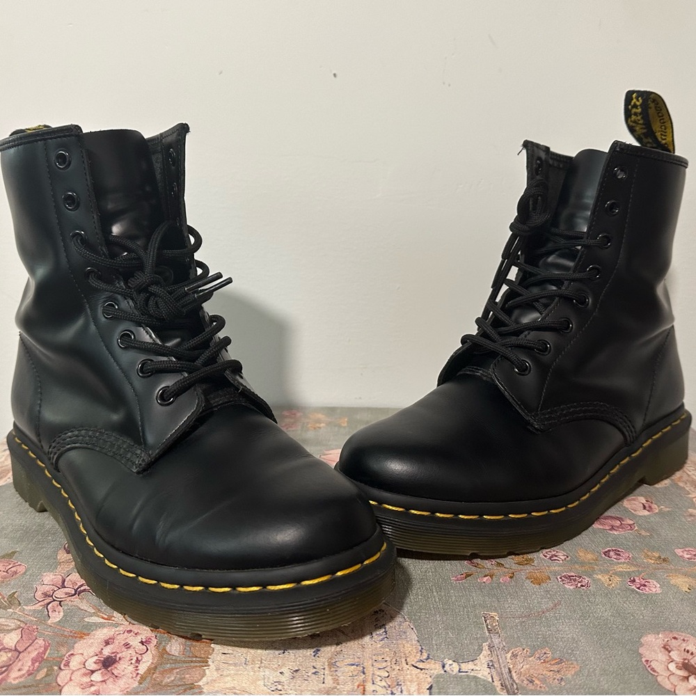 Doc Dr. Martens Eight-Eye Lace-up Black Leather Boots Women’s Size 9,Men 8 AW004